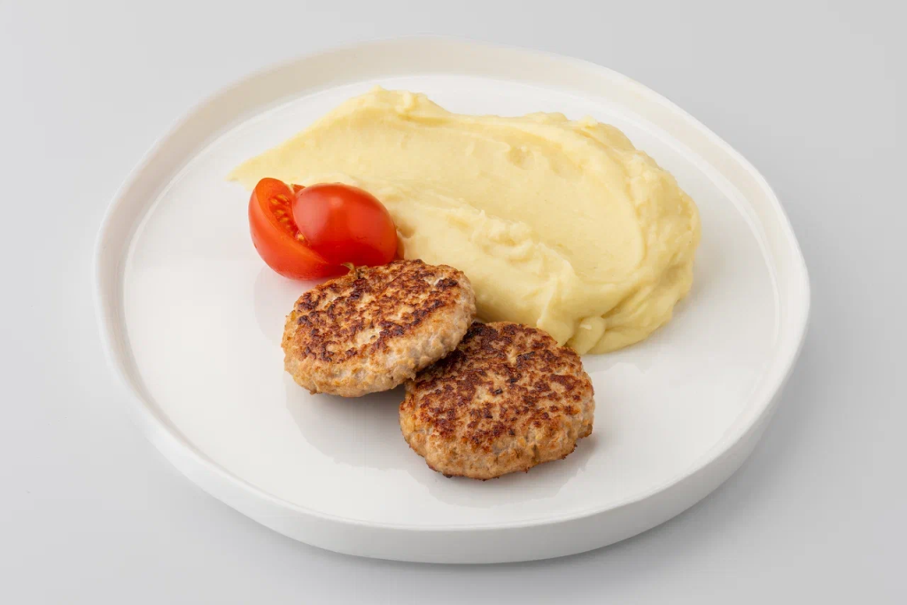 Картофельное пюре с котлетами из тунца