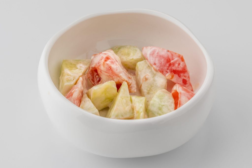 Салат овощной со сметаной