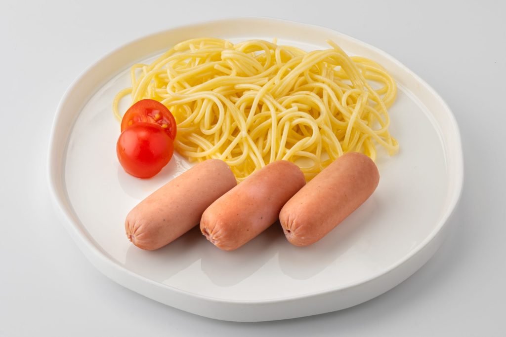 Детские сосиски с макаронами